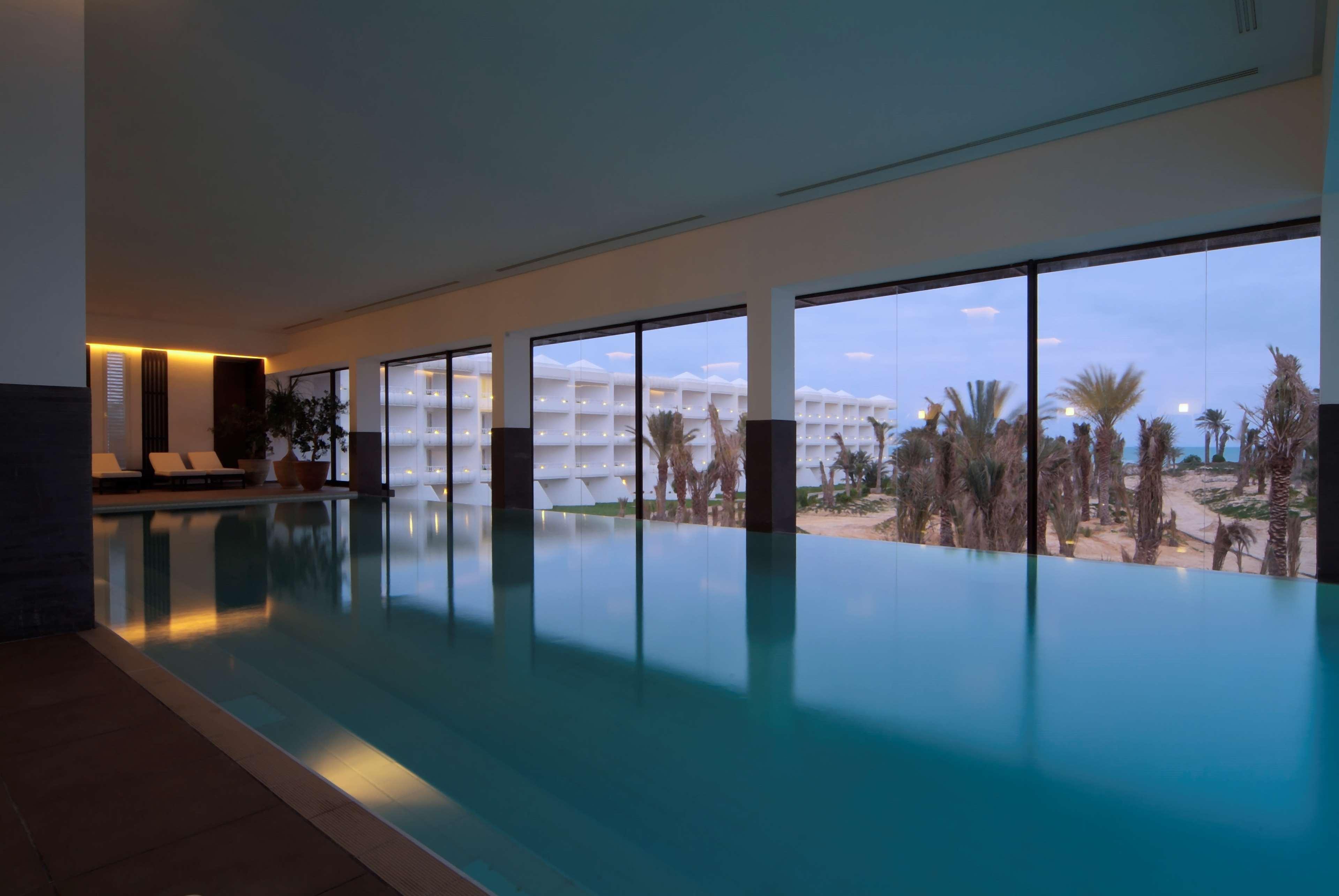 Radisson Blu Palace Resort & Thalasso, Djerba Mezraia Exterior foto The swimming pool at the hotel