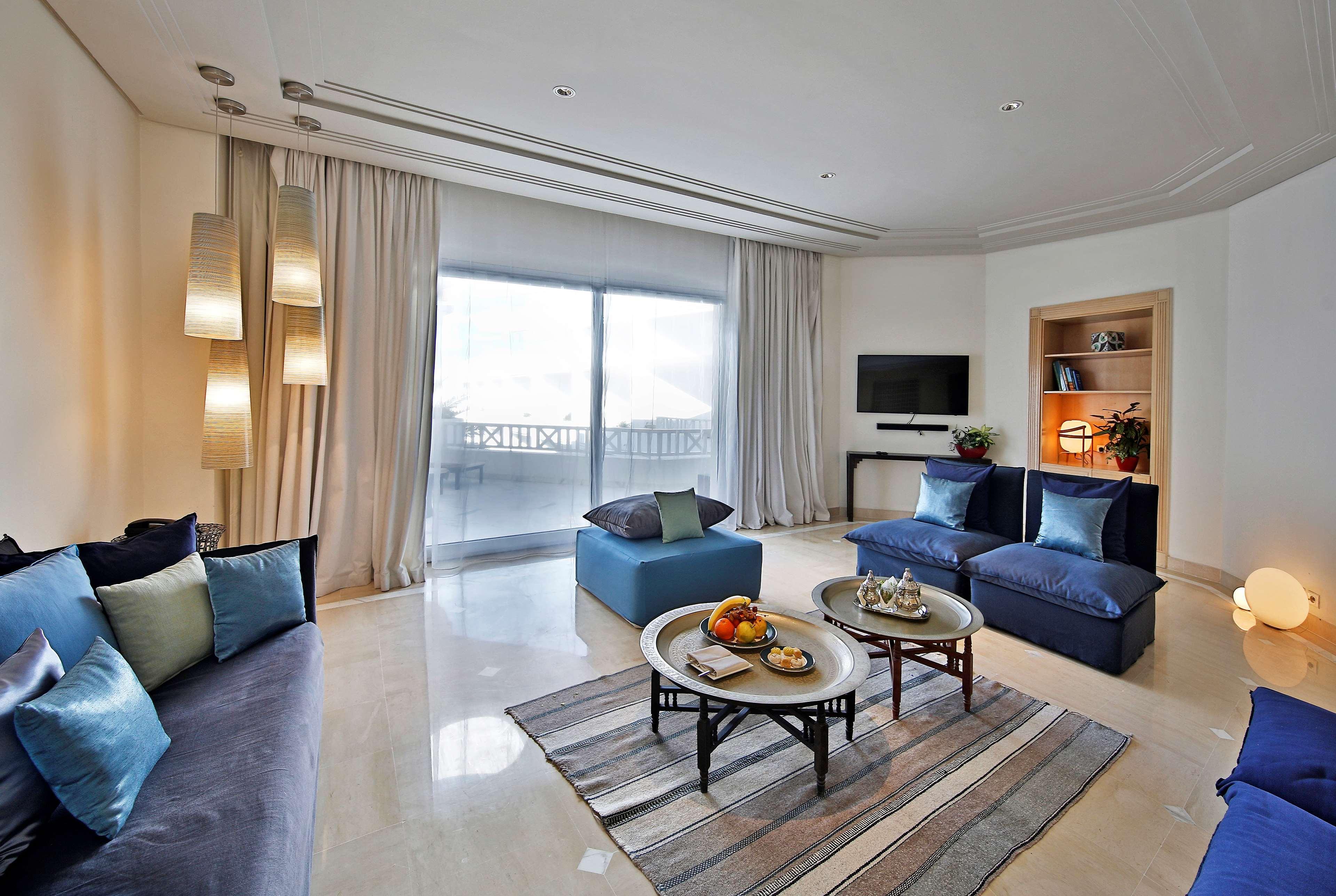Radisson Blu Palace Resort & Thalasso, Djerba Mezraia Exterior foto A living room at the Four Seasons Hotel, Cairo