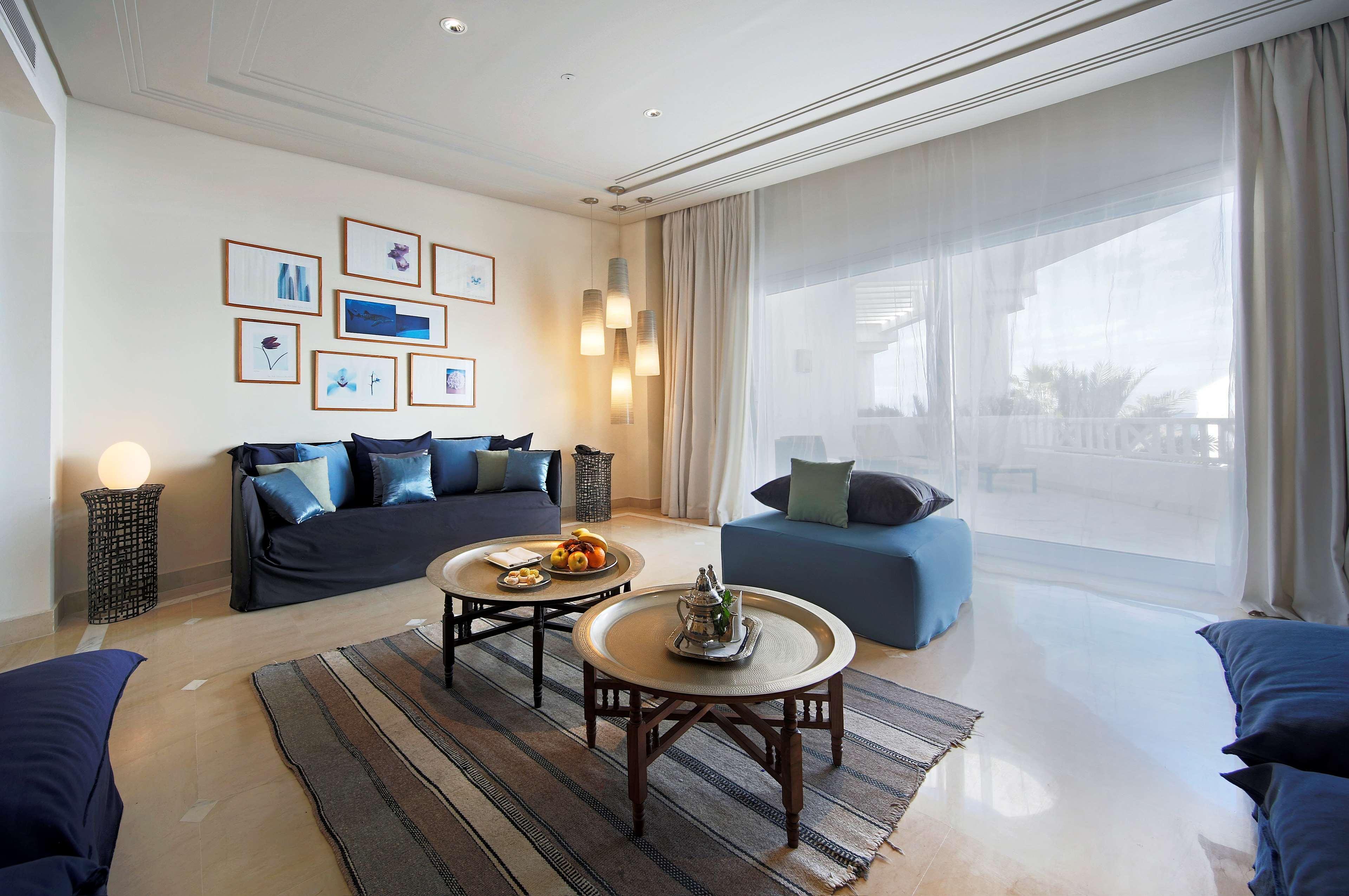 Radisson Blu Palace Resort & Thalasso, Djerba Mezraia Exterior foto A living room at the Ritz-Carlton, Bahrain