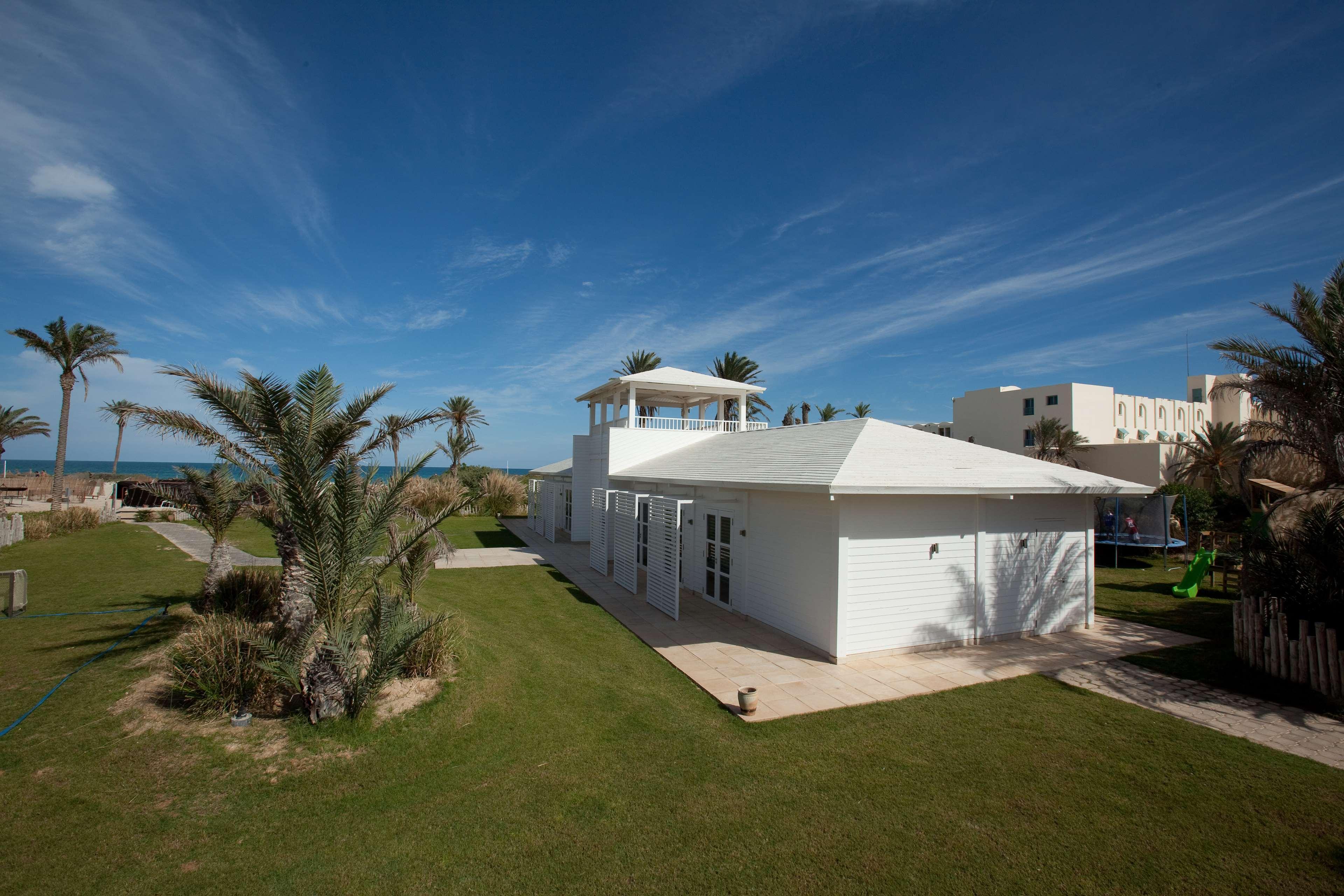 Radisson Blu Palace Resort & Thalasso, Djerba Mezraia Exterior foto The clubhouse at the Dunes Golf Course