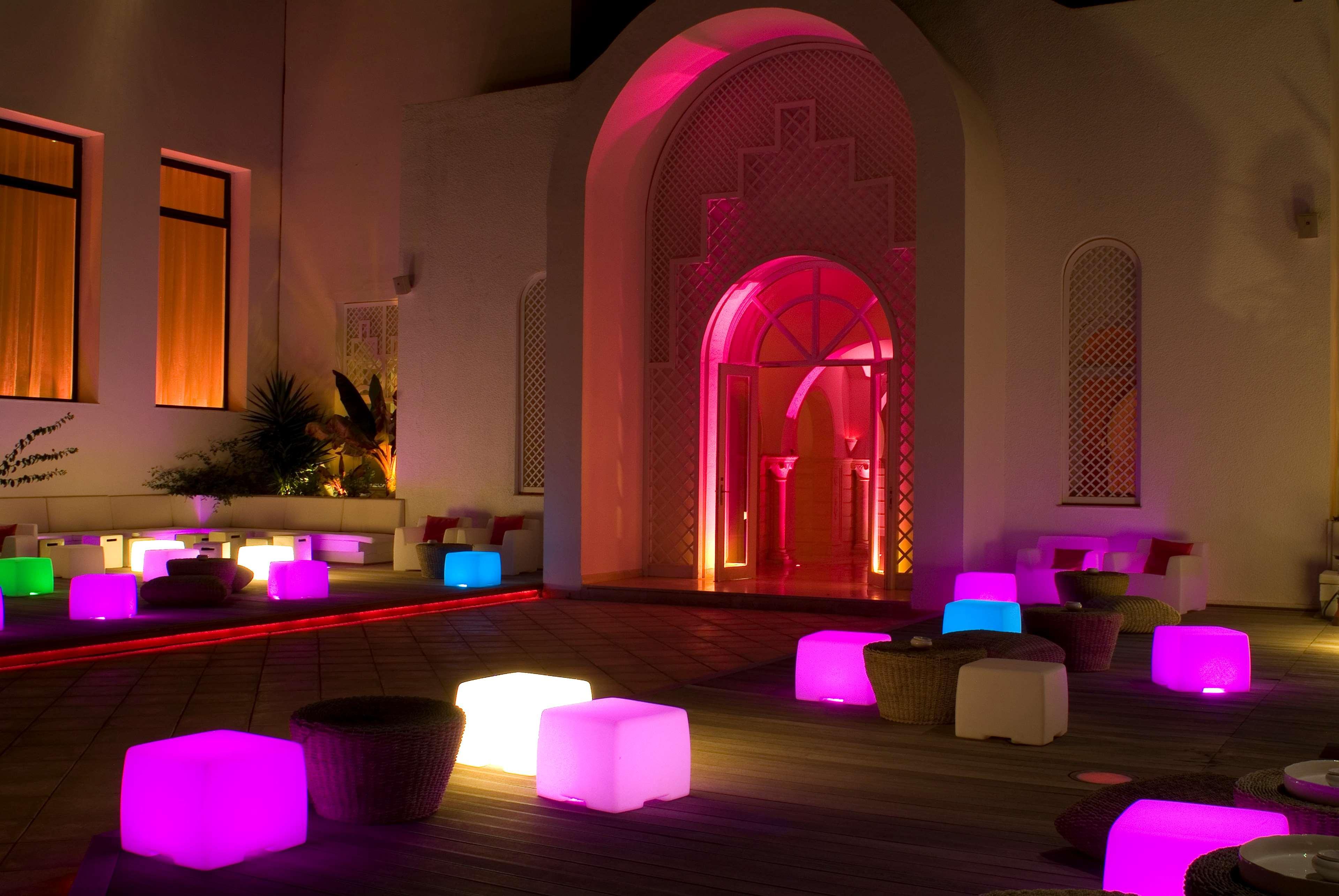 Radisson Blu Palace Resort & Thalasso, Djerba Mezraia Exterior foto The interior of the nightclub