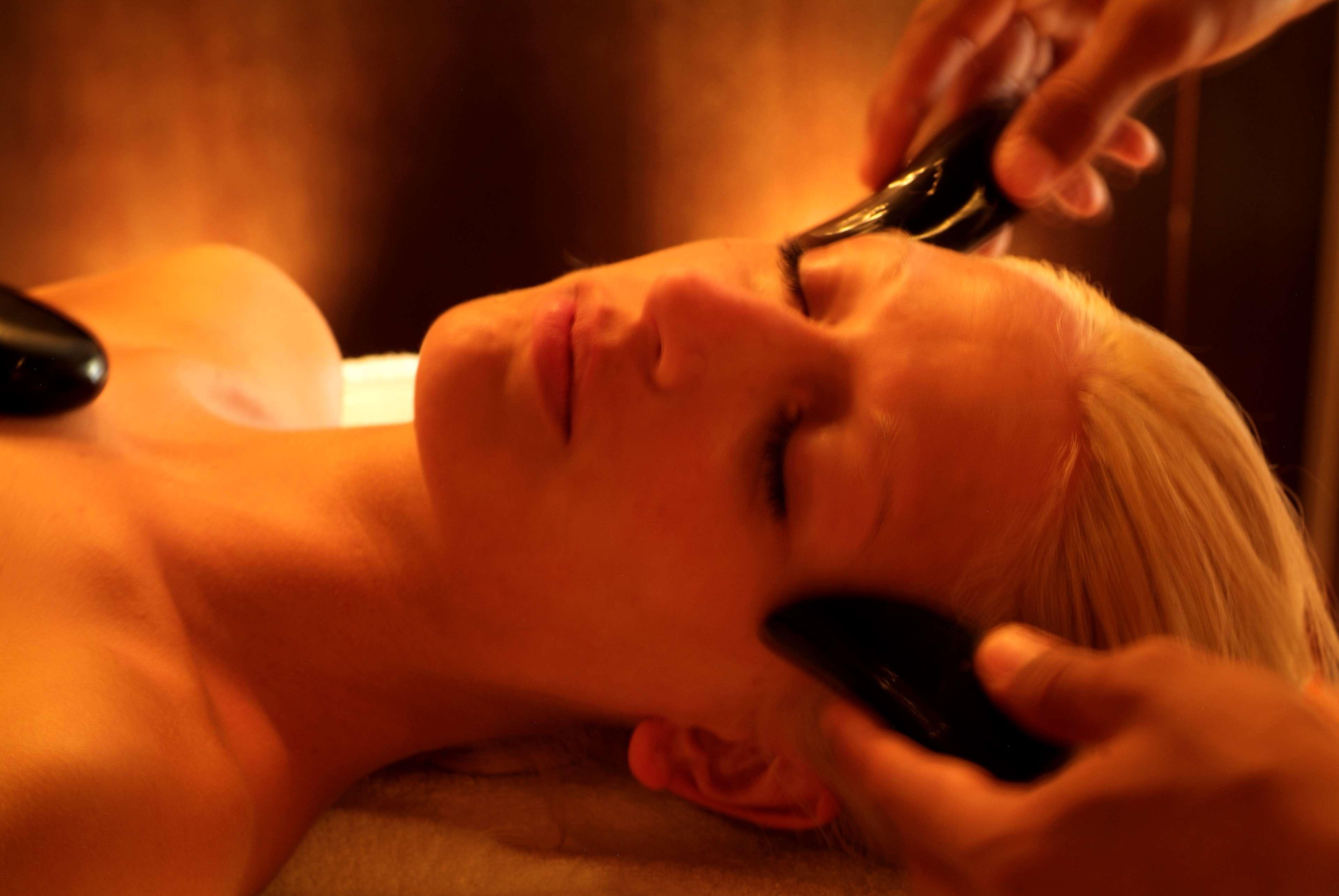 Radisson Blu Palace Resort & Thalasso, Djerba Mezraia Exterior foto A woman receiving a facial stone massage