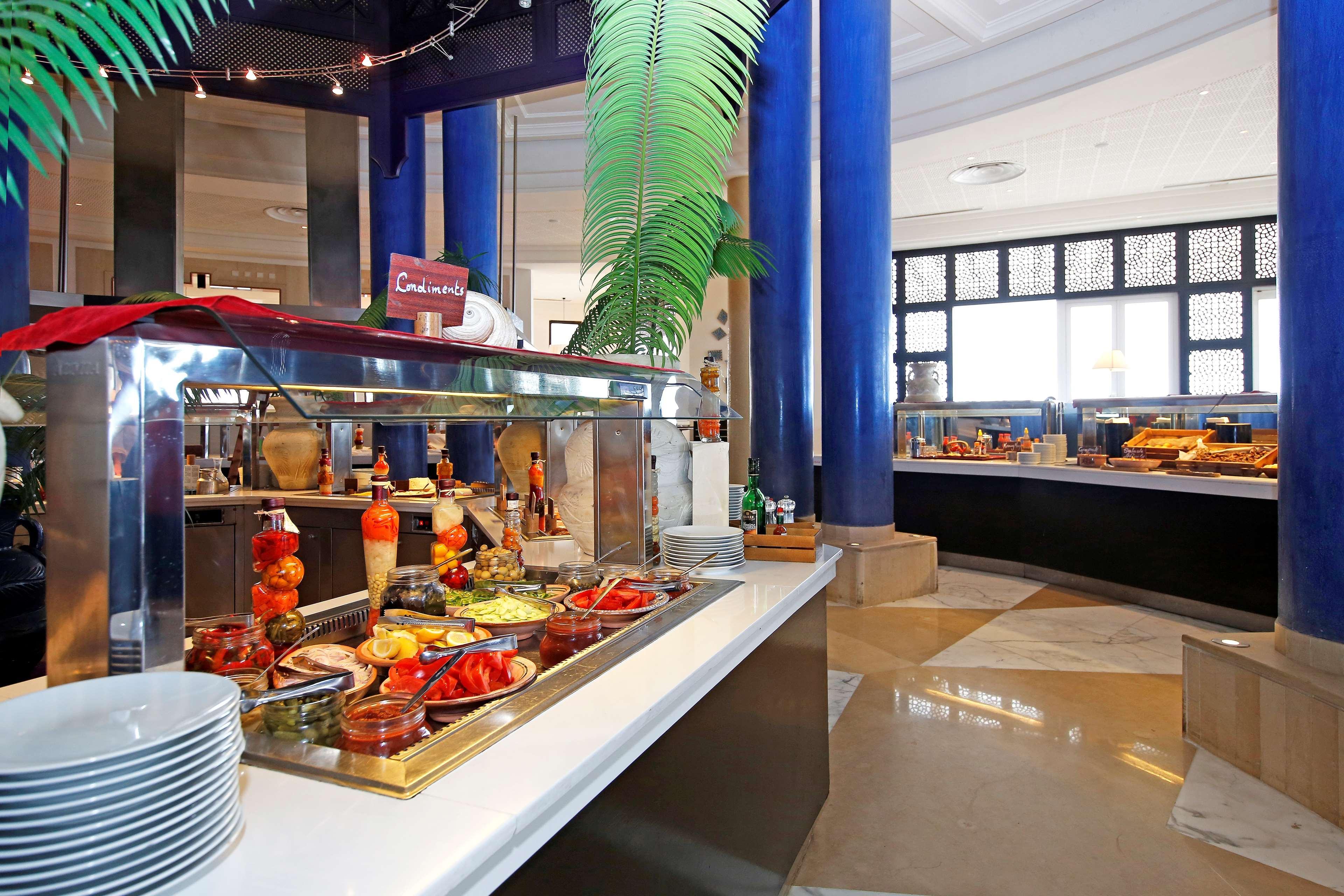 Radisson Blu Palace Resort & Thalasso, Djerba Mezraia Exterior foto A buffet at a hotel