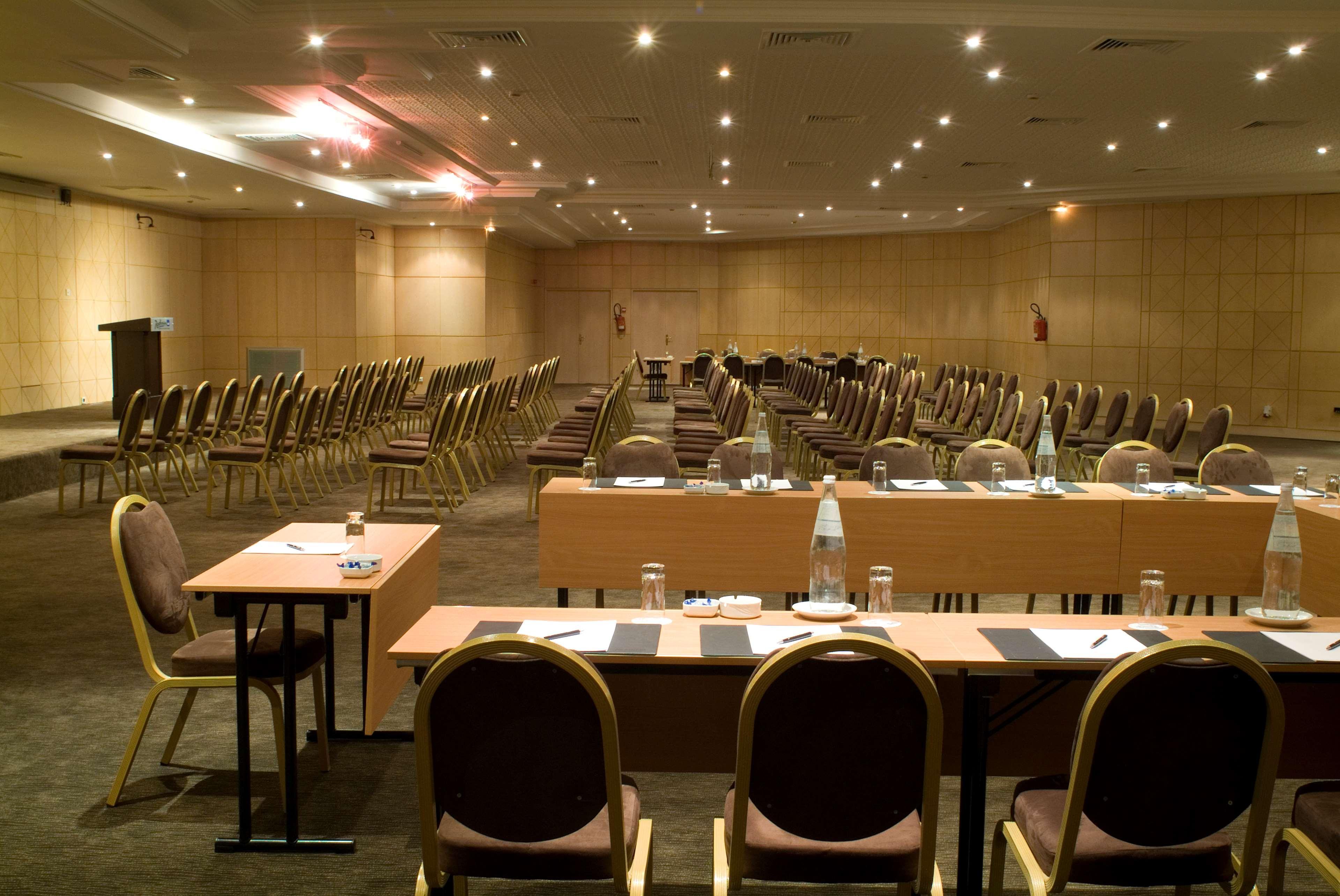 Radisson Blu Palace Resort & Thalasso, Djerba Mezraia Exterior foto The conference room of the European University