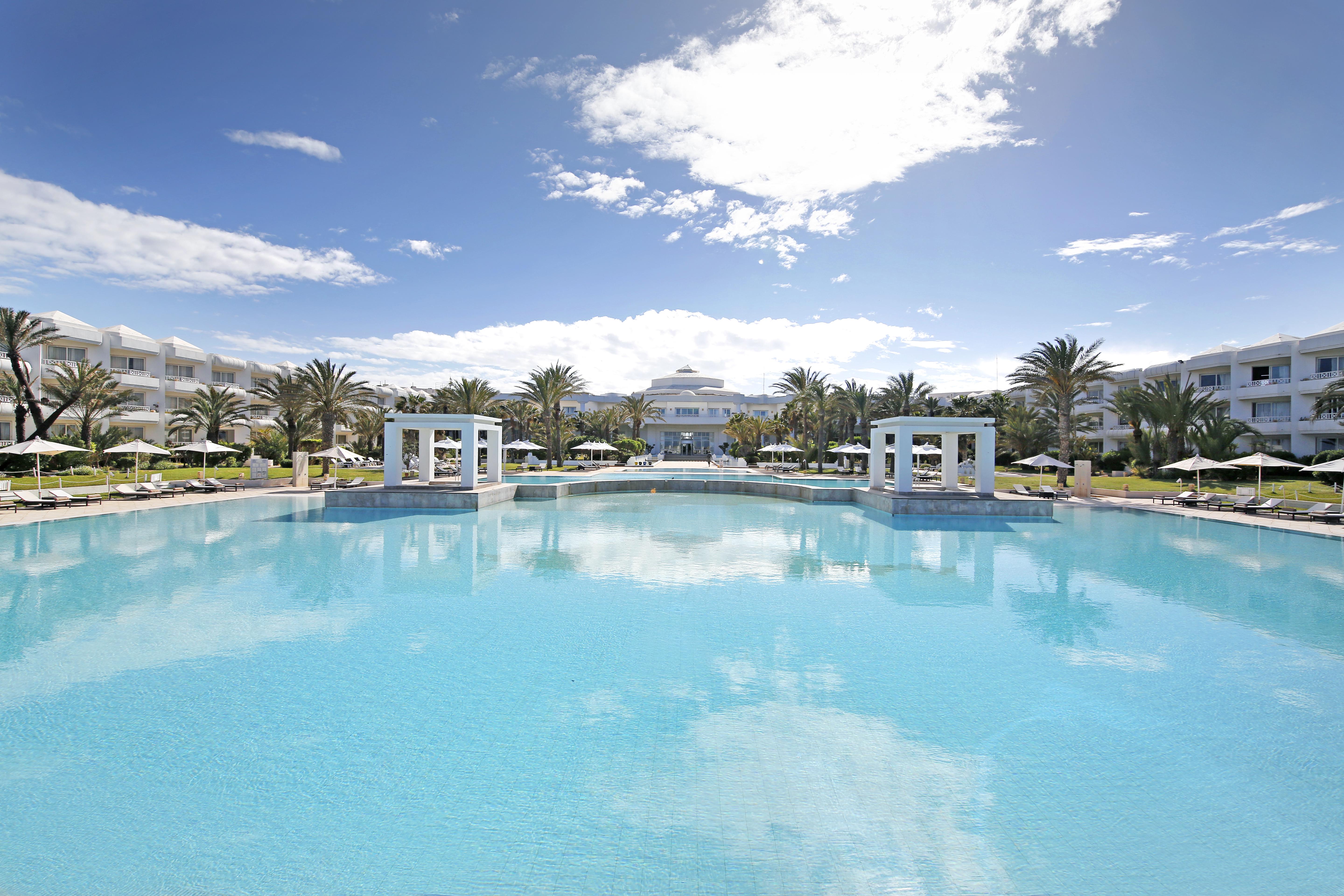 Radisson Blu Palace Resort & Thalasso, Djerba Mezraia Exterior foto The swimming pool at the hotel