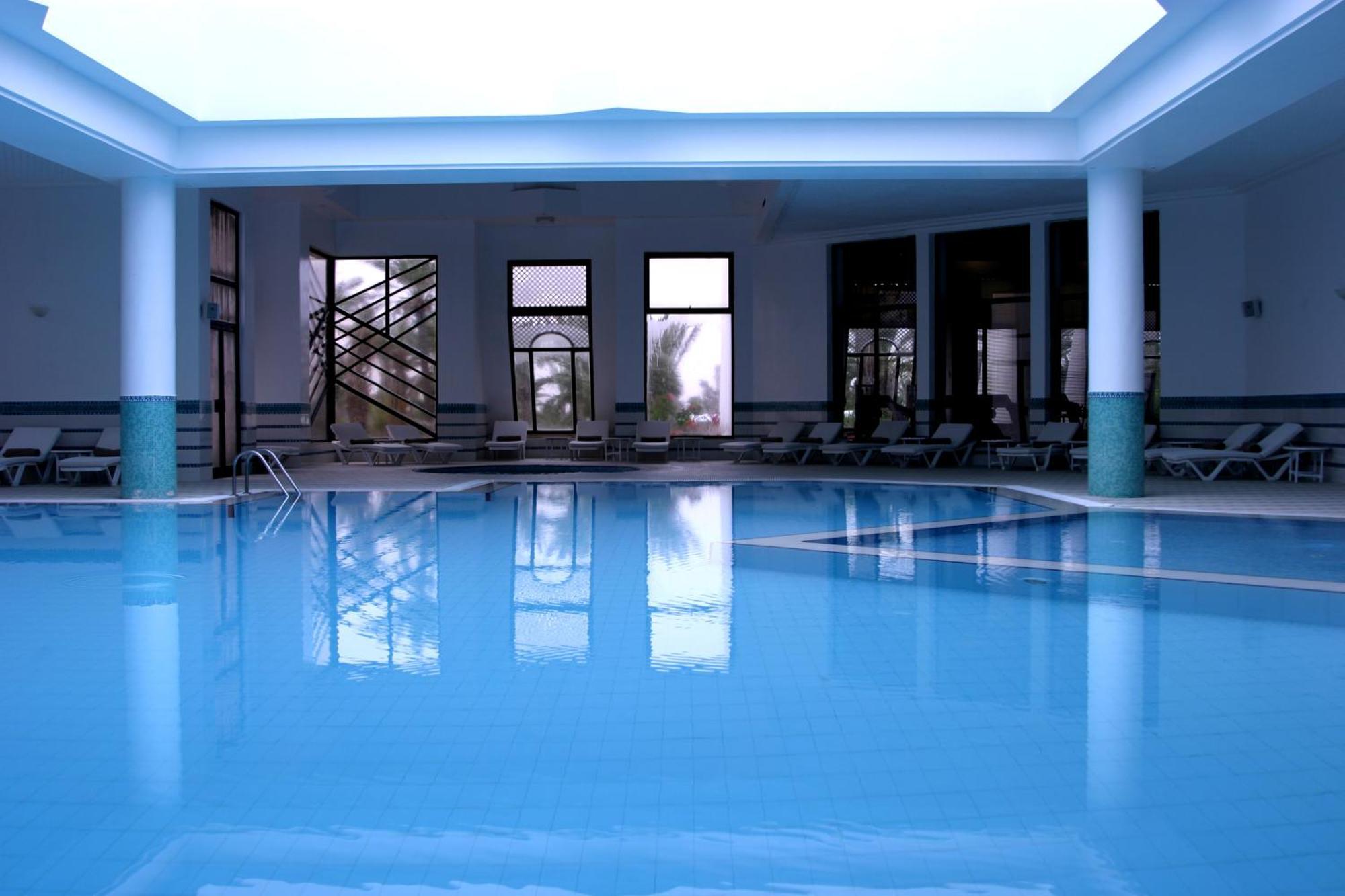 Radisson Blu Palace Resort & Thalasso, Djerba Mezraia Exterior foto Indoor swimming pool